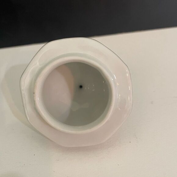 Japanese Porcelain Ginger Jar with Cranes and Flowers. Gold trim on Lid & Finial - Picture 7 of 8